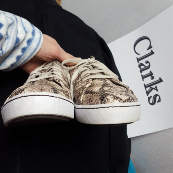 Women's Clarks LIKE NEW!! faux snakeskin shoes 11 - Picture 2 of 8